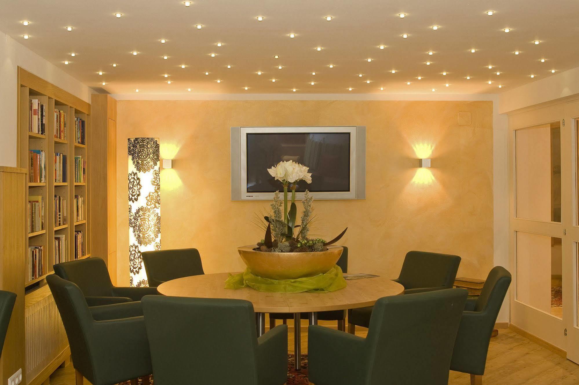Sonnenhotel Zaubek Treffen Ngoại thất bức ảnh