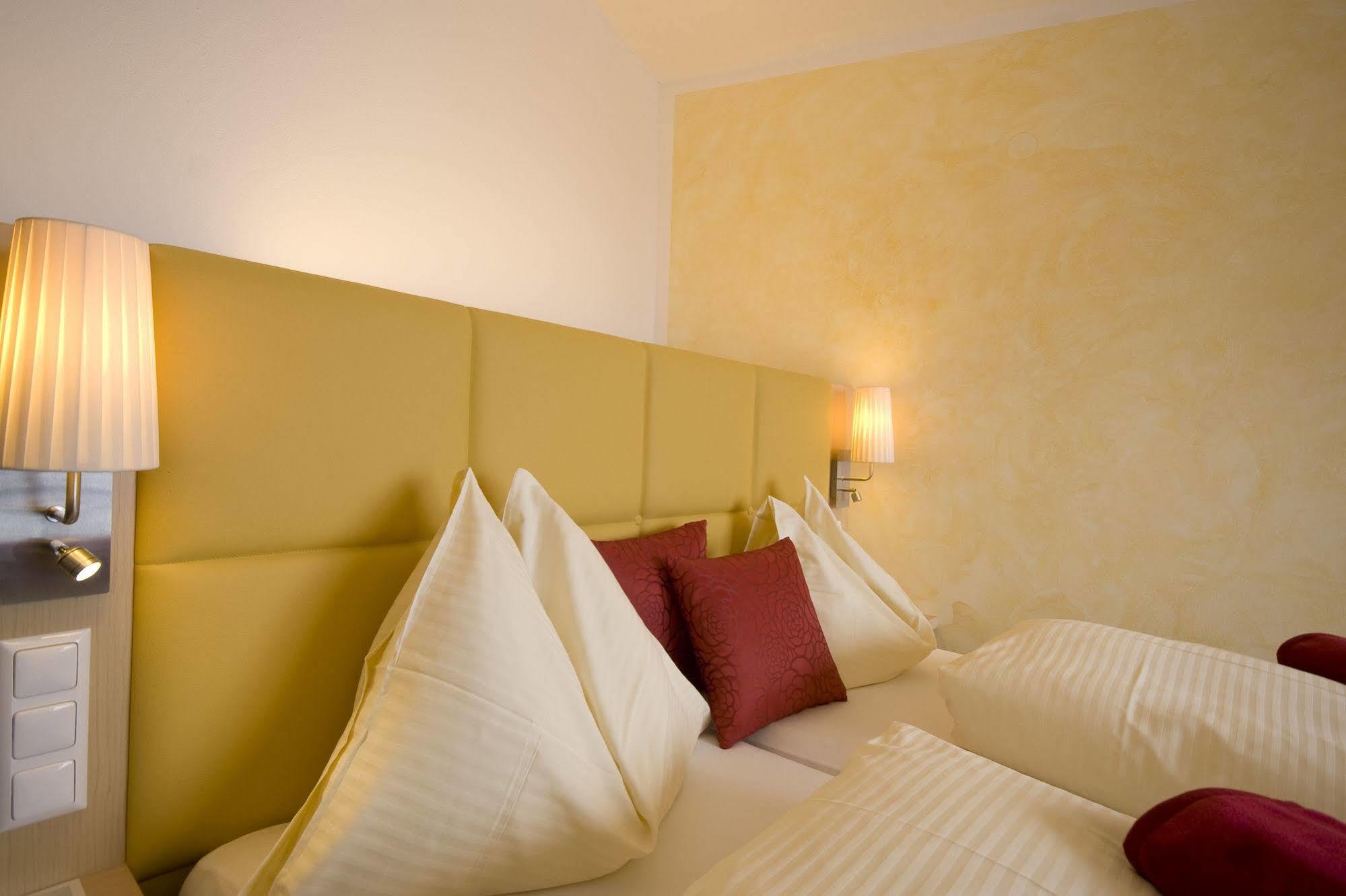 Sonnenhotel Zaubek Treffen Ngoại thất bức ảnh